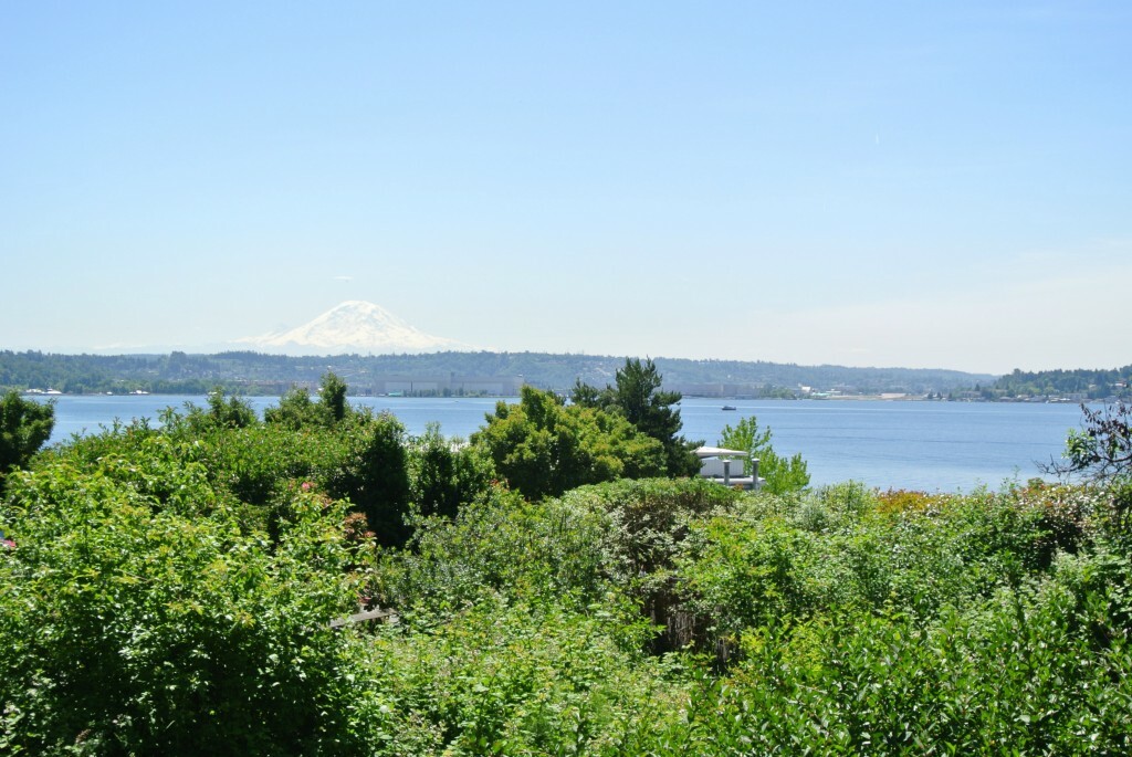 Property Photo: 8330 Avalon Dr WA 98040
