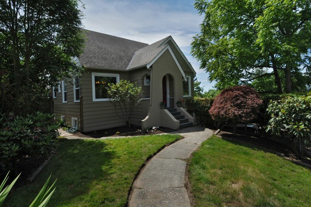 Property Photo:  109 NE 85th St  WA 98115 