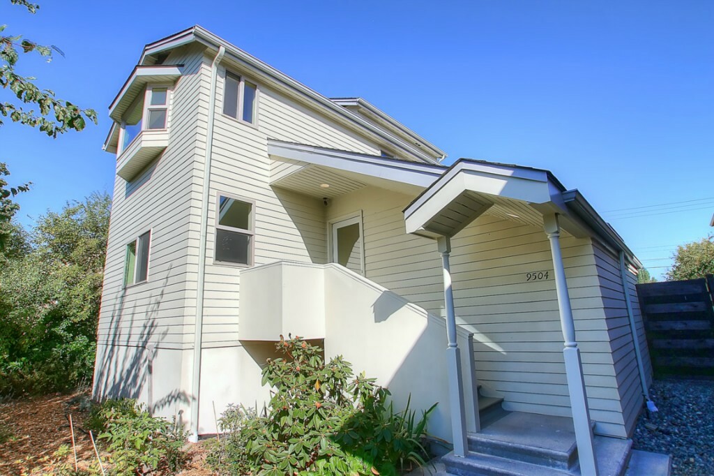 Property Photo:  9504 Phinney Ave N  WA 98103 