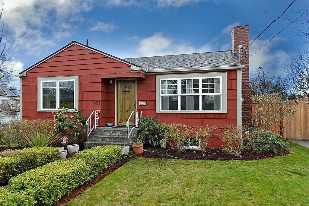 Property Photo: 4821 S Mayflower St WA 98118