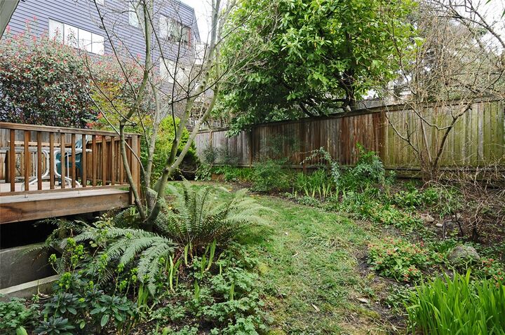 Property Photo:  108 11th Ave E  WA 98102 