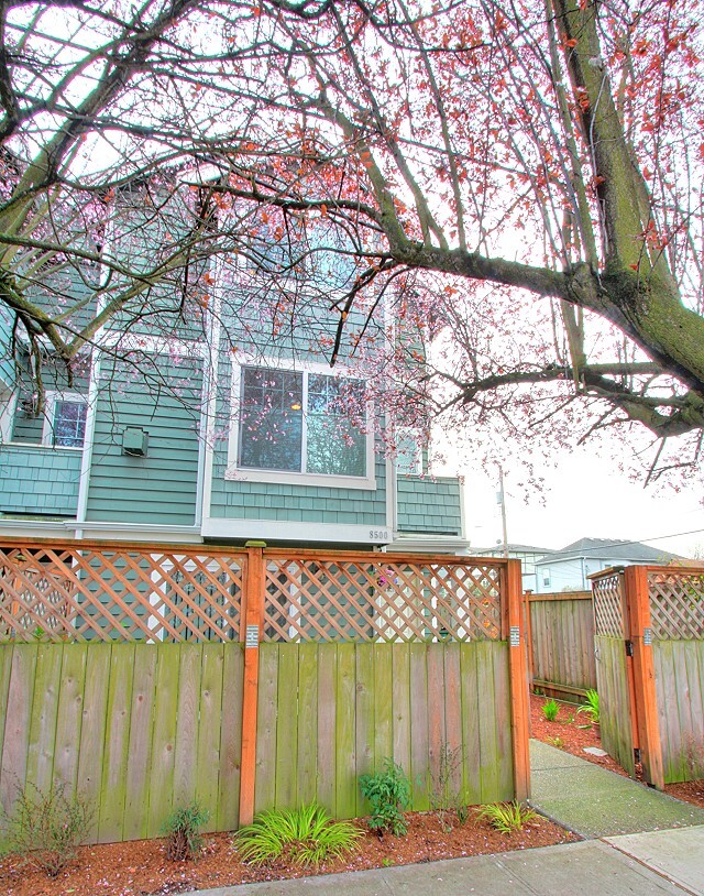 Property Photo:  8500 Nesbit Ave N  WA 98103 
