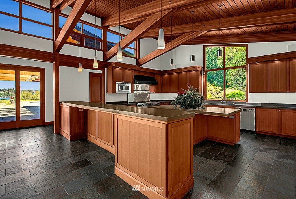 Property Photo: 222 E 208 Lake Sammamish Pkwy SE WA 98074