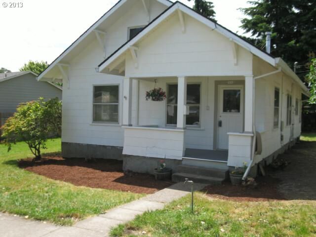 Property Photo:  2112 D St  OR 97116 