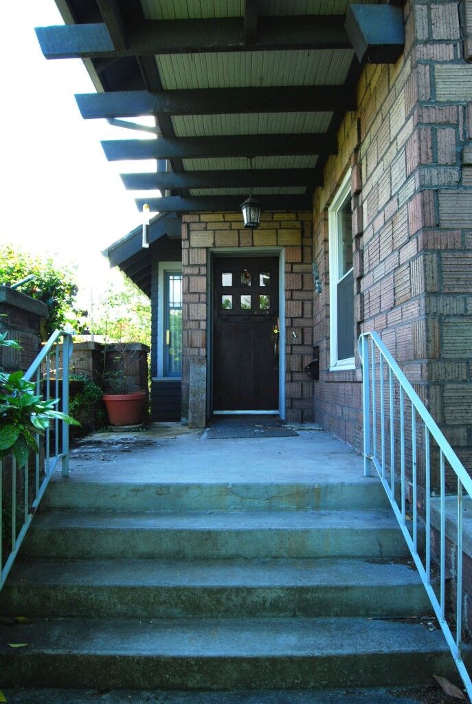 Property Photo: 325 A St NE WA 98002