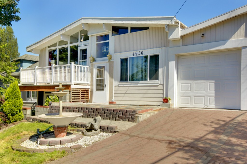 Property Photo:  4930 S Willow St  WA 98118 