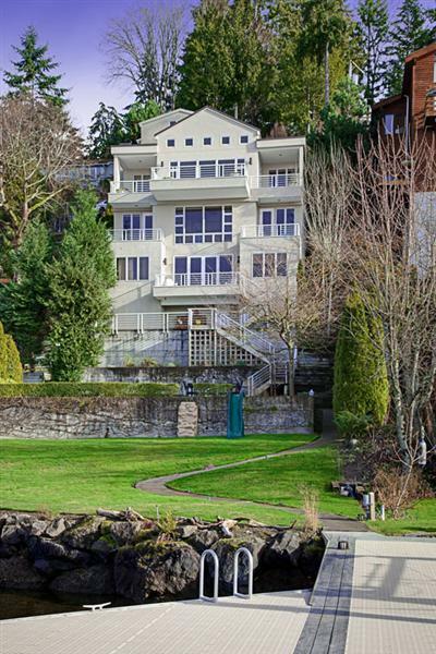 Property Photo: 333 Shoreland Dr SE WA 98004