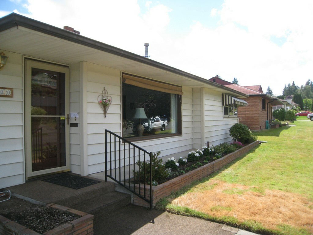 Property Photo:  2500 Veldee Ave  WA 98312 