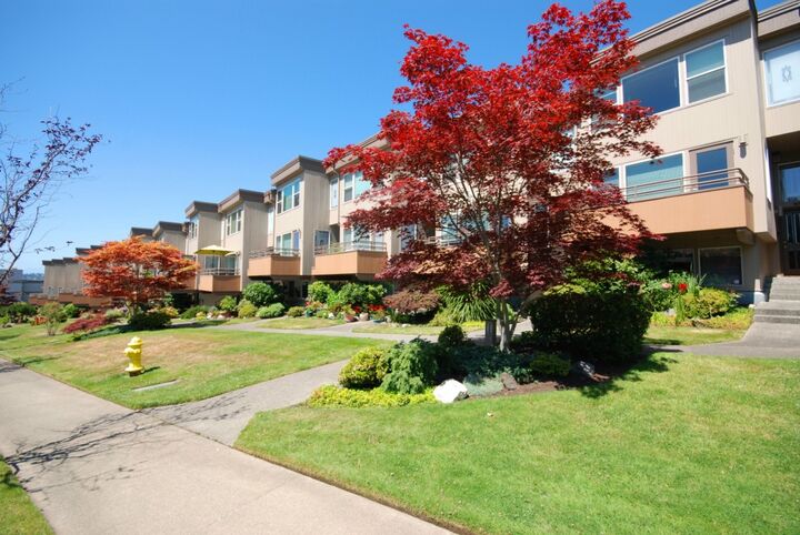 Property Photo:  10132 NE 63rd St  WA 98033 