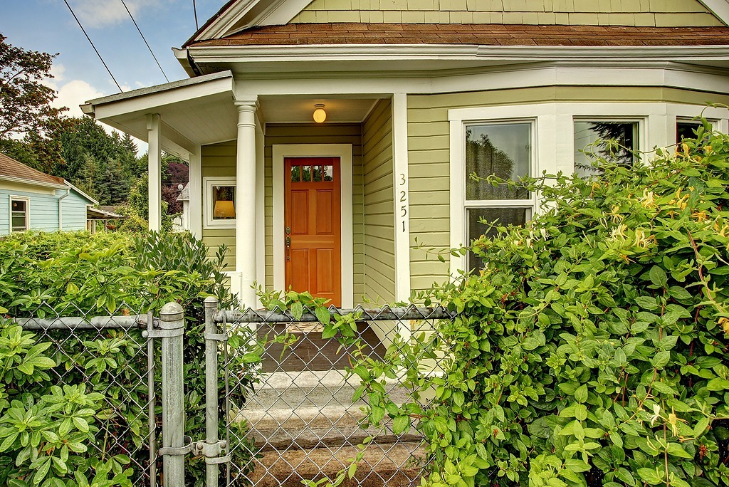 Property Photo:  3251 S Hudson St  WA 98118 