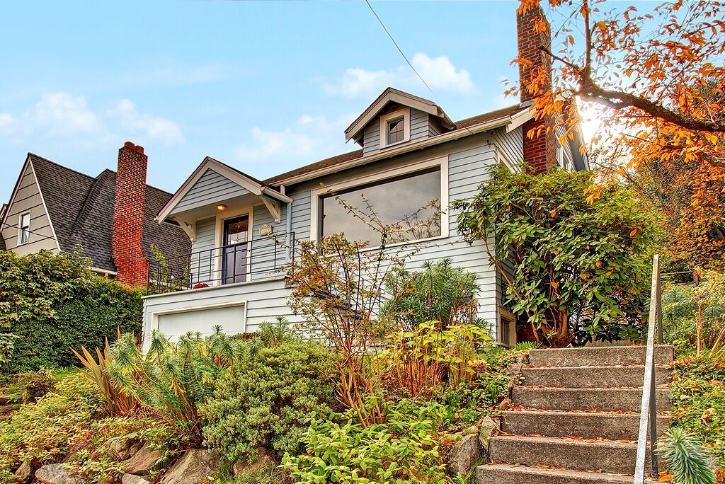 Property Photo:  5015 S Alaska St  WA 98118 