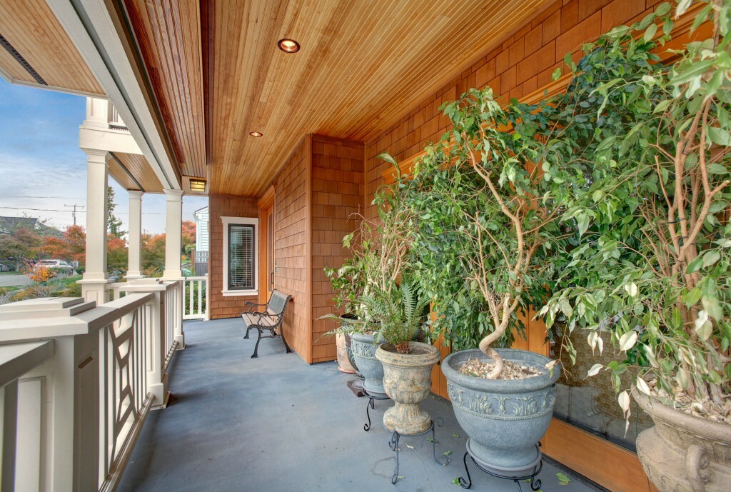 Property Photo: 2622 W Newton St WA 98199