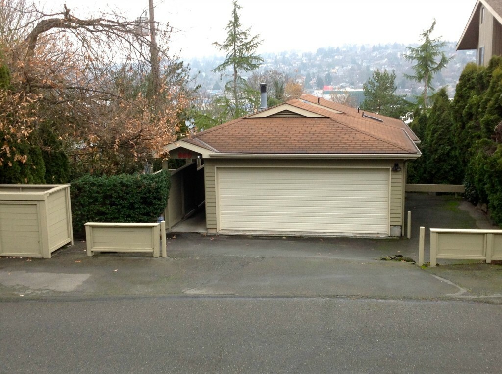 Property Photo:  950 W Emerson St  WA 98119 