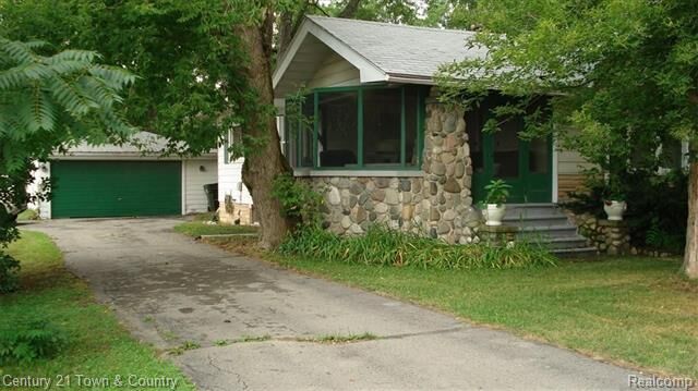 Property Photo:  2215 W Auburn Road  MI 48309 