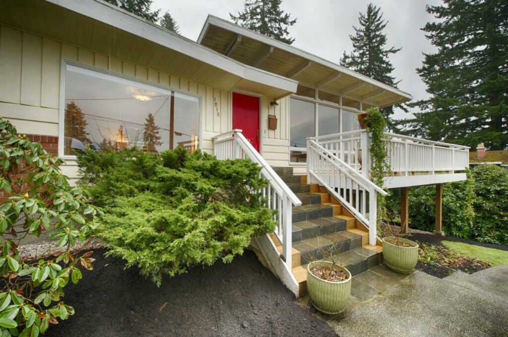 Property Photo:  1018 Maple Street  WA 98020 