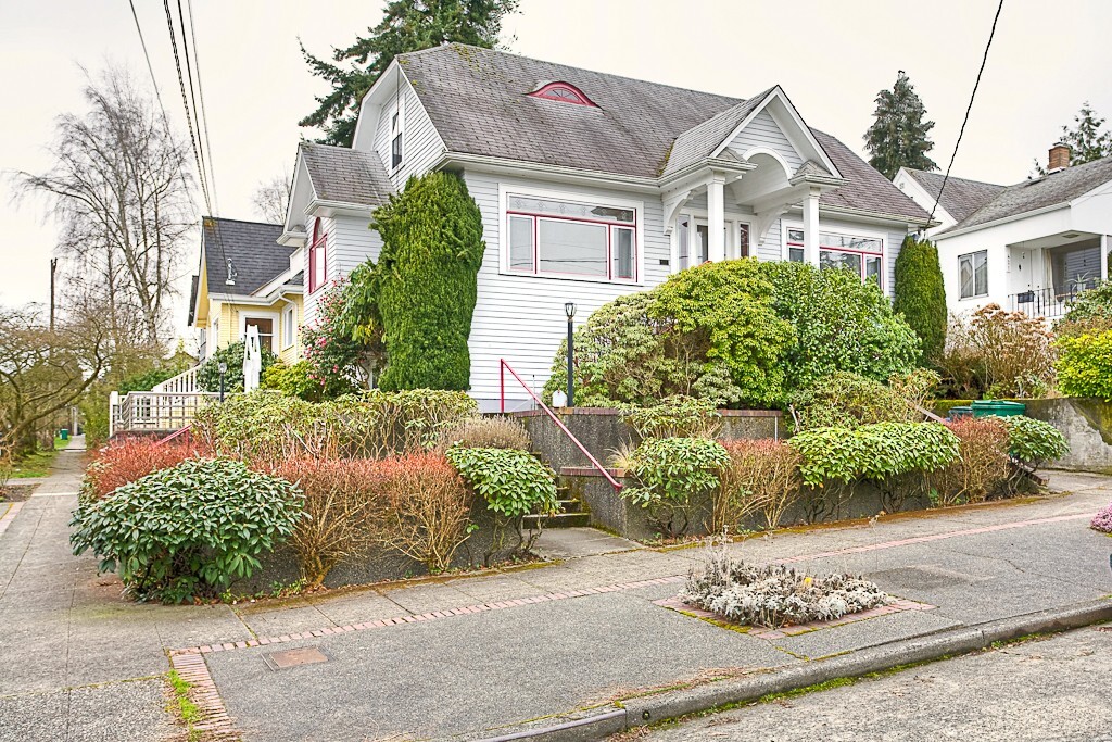 Property Photo: 427 N 63rd Street WA 98103