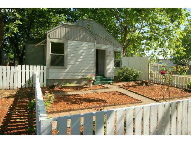 Property Photo: 652 G St OR 97477