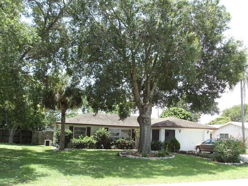 Property Photo:  832 Pineland Avenue  FL 34285 