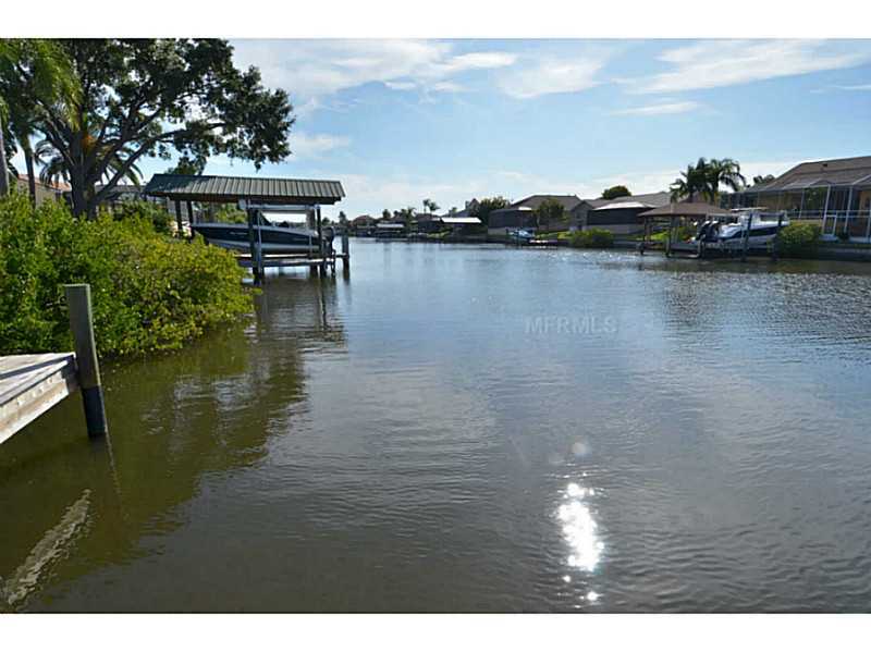 Property Photo:  828 Eagle Lane  FL 33572 