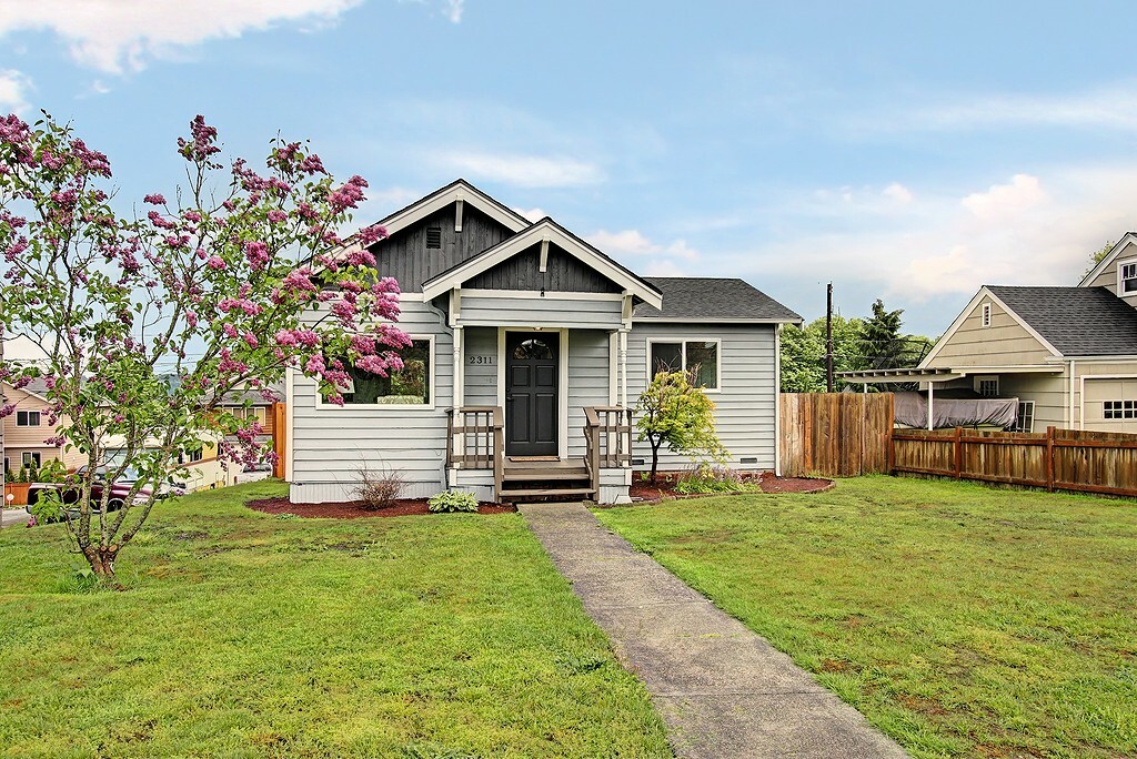 Property Photo:  2311 Cleveland Ave  WA 98201 