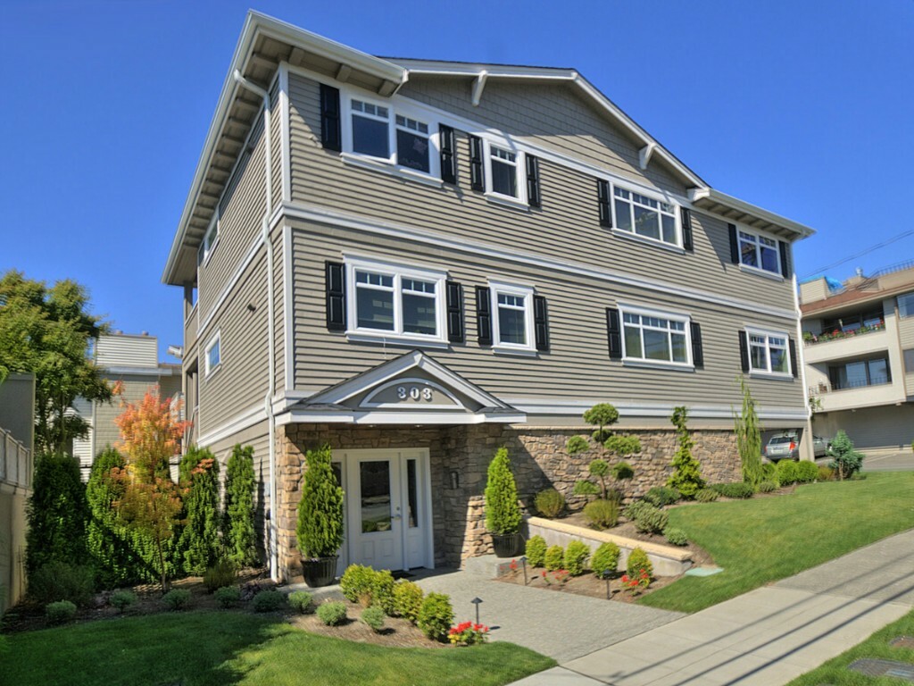 Property Photo:  303 Walnut St 301  WA 98020 