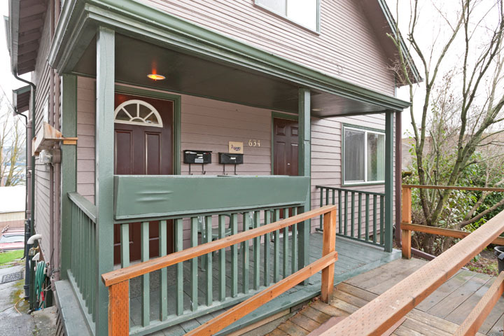 Property Photo:  634 W Nickerson St  WA 98119 