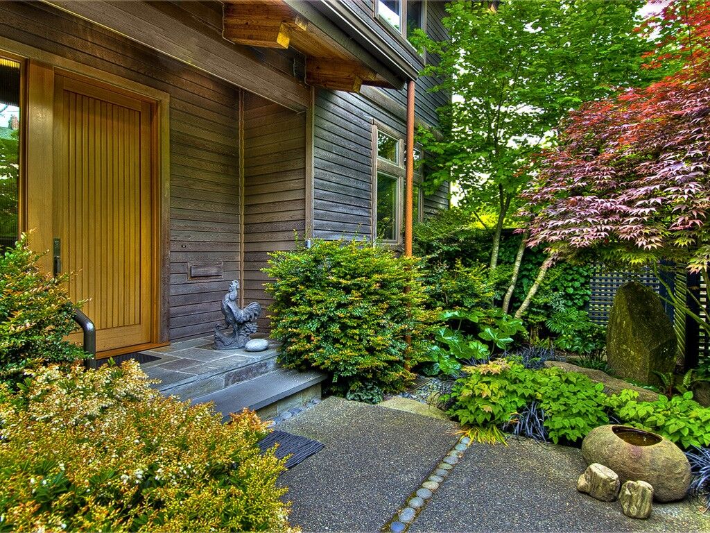 Property Photo:  2720 Boyer Avenue E  WA 98102 