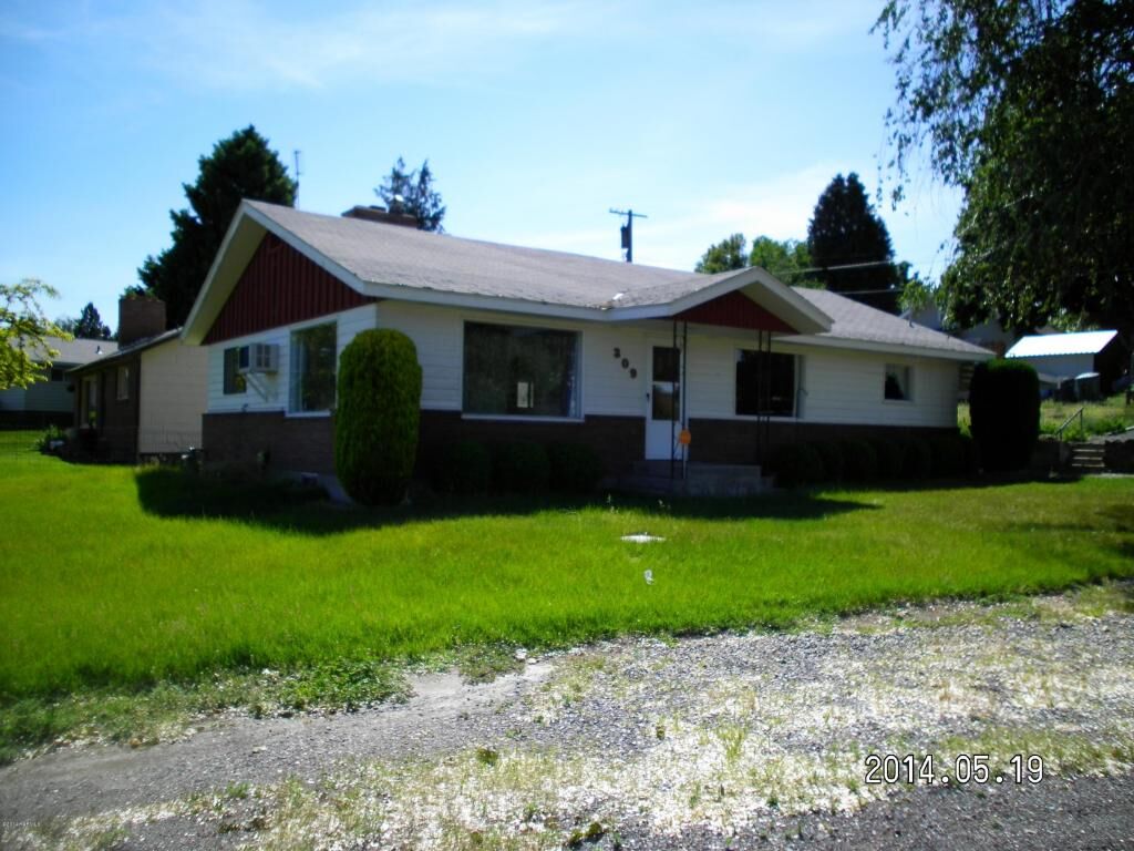 Property Photo: 309 1st St WA 98953