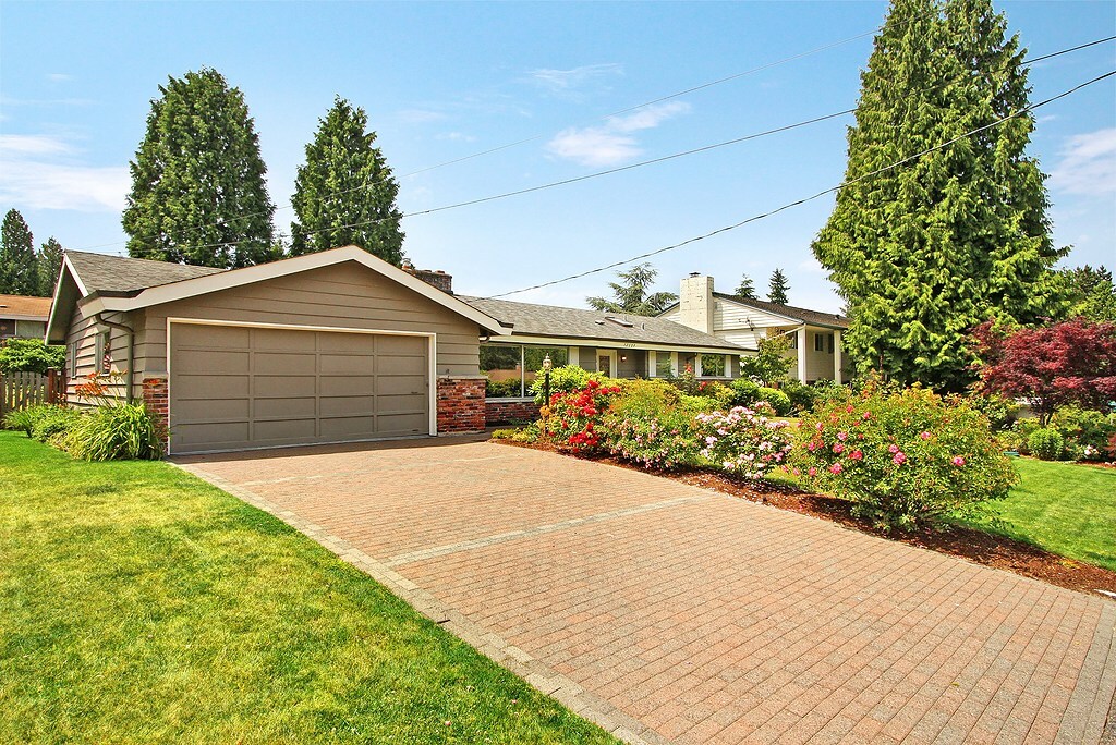 Property Photo:  12609 SE 61st St  WA 98006 