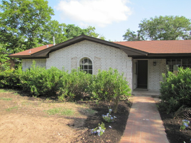 Property Photo:  601 E Oak Drive  TX 78664 