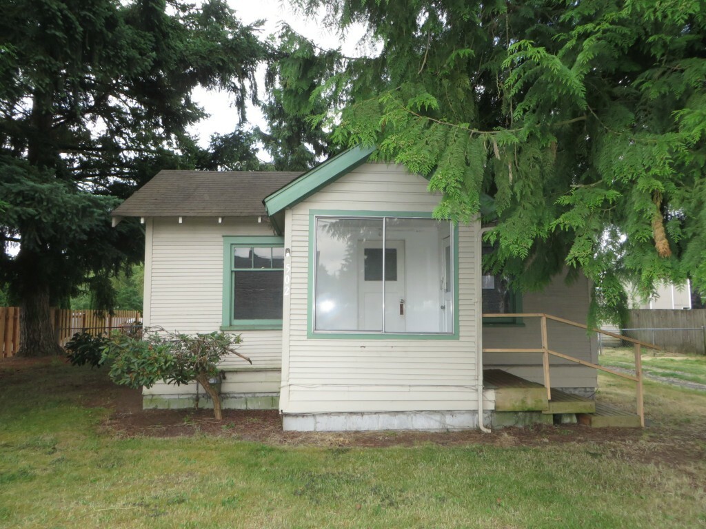 Property Photo:  502 3rd Ave SE  WA 98047 