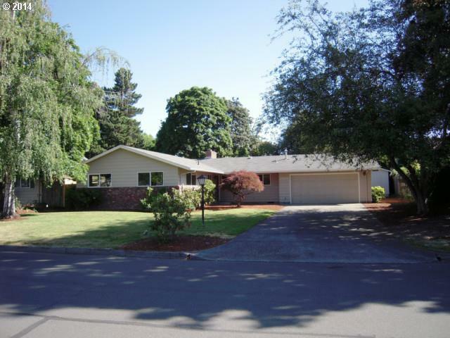 Property Photo: 1543 NE Arrowwood St OR 97124