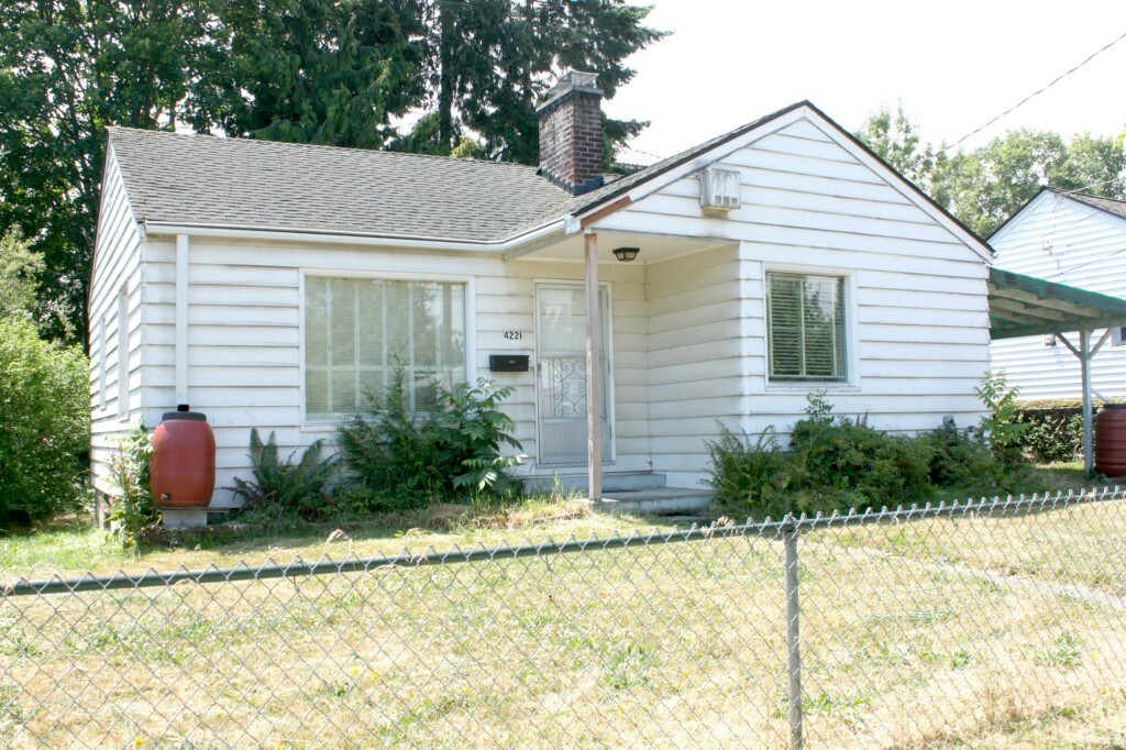 Property Photo:  4221 S Willow St  WA 98118 
