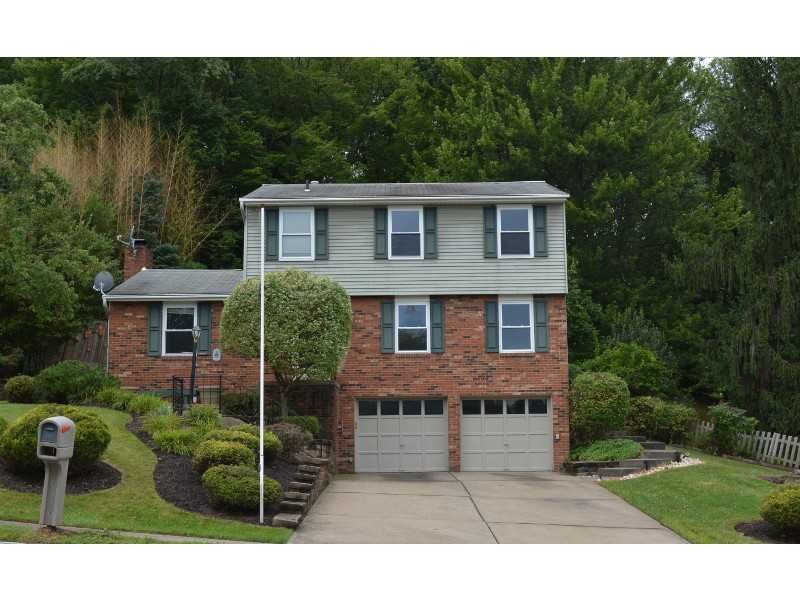 Property Photo: 135 Glengarry Drive PA 15108