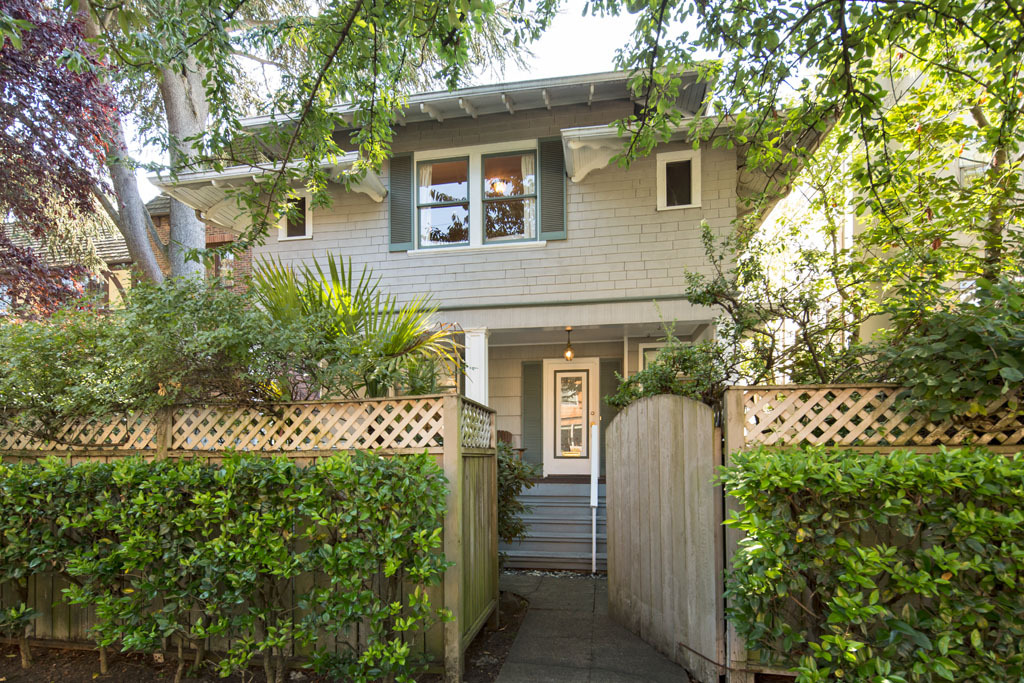 Property Photo:  735 Boylston Ave E  WA 98102 