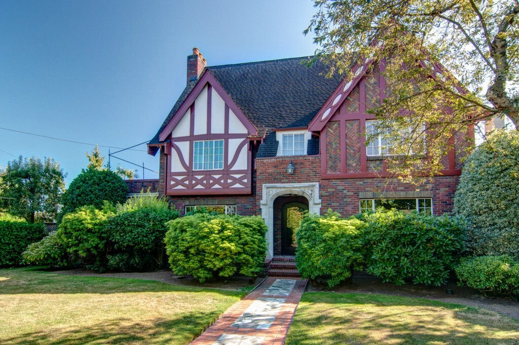 Property Photo: 2231 E Lake Washington Blvd WA 98112