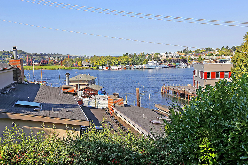 Property Photo: 11112 E Hamlin St WA 98102