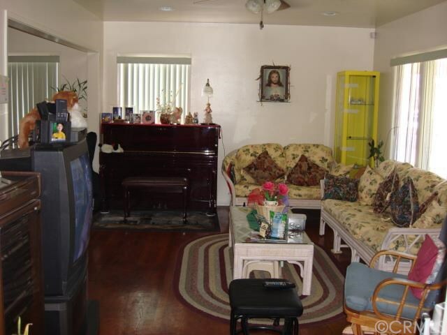 Property Photo:  4750 Castana Avenue  CA 90712 