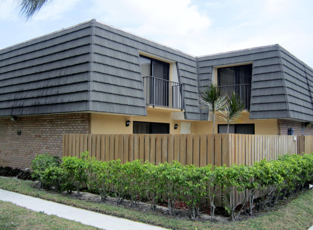 Property Photo:  622 6th Way  FL 33407 