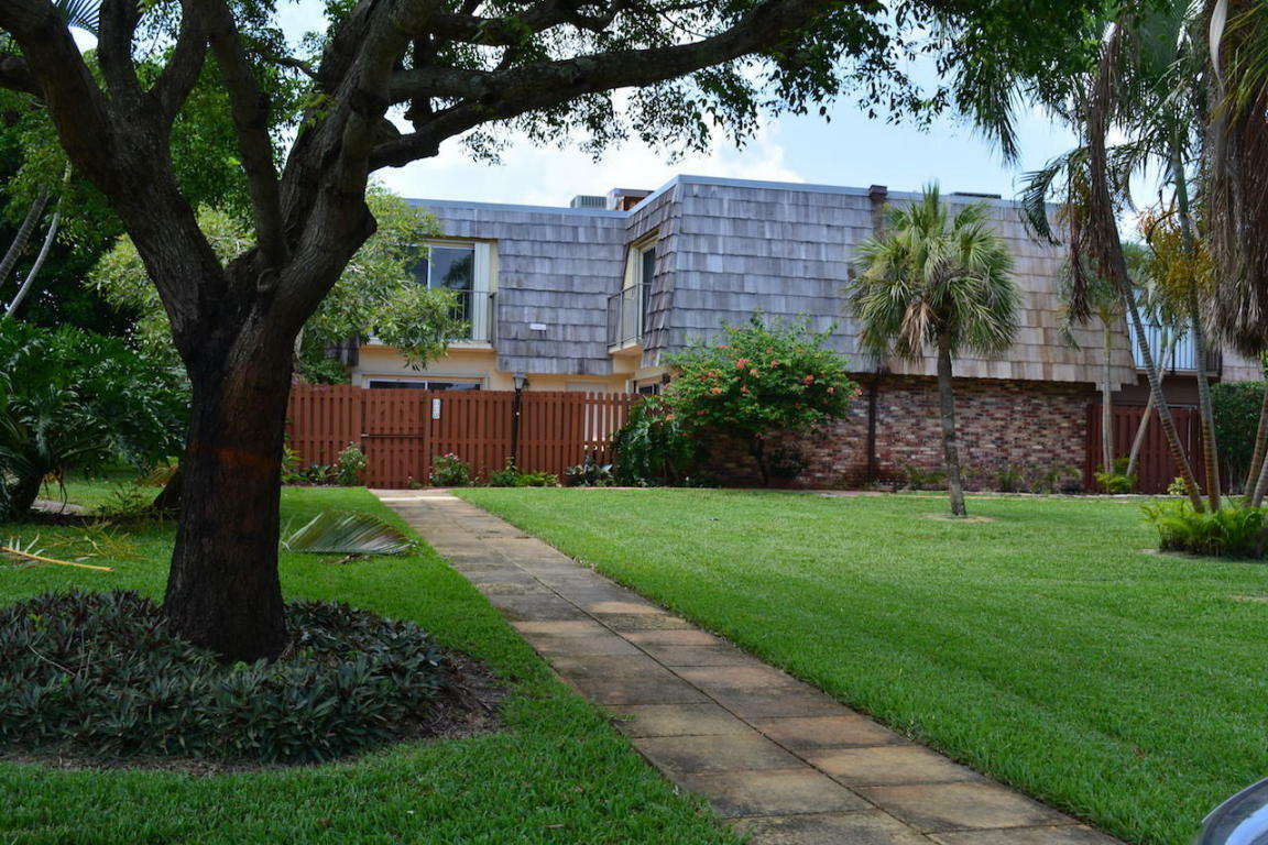 Property Photo:  507 SE 27th Way  FL 33435 