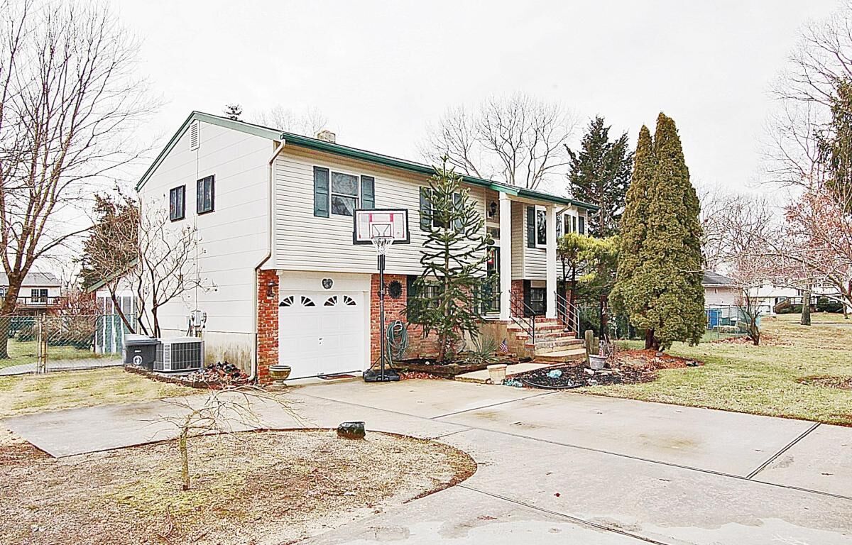 Property Photo:  1123 Roanoke Drive  NJ 08753 