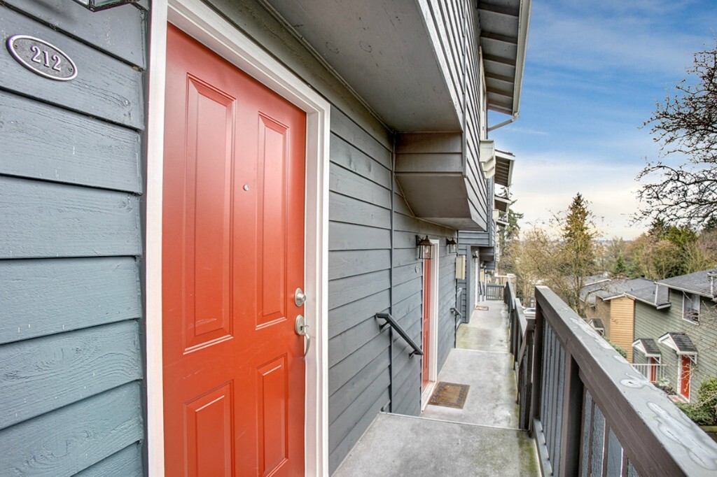 Property Photo: 301 W Raye St 212 WA 98119