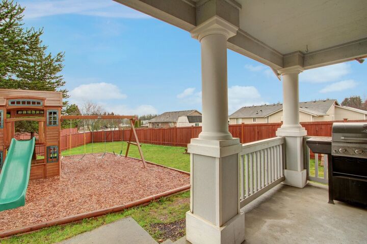 Property Photo: 607 Saratoga St WA 98252