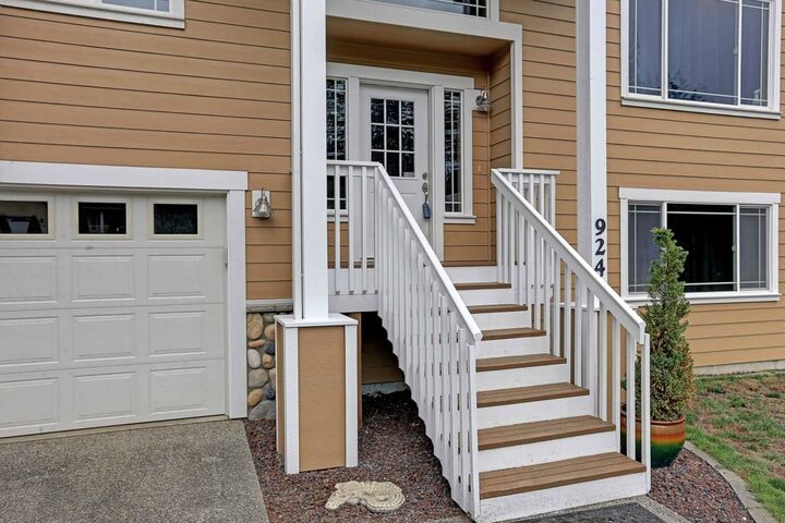 Property Photo: 924 Double View Dr WA 98282