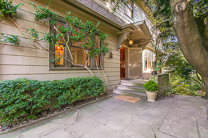 Property Photo:  1638 Peach Ct E  WA 98112 