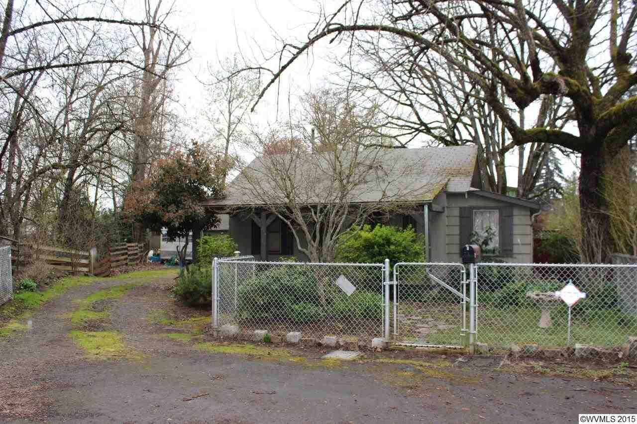 Property Photo: 971 22nd St SE OR 97301