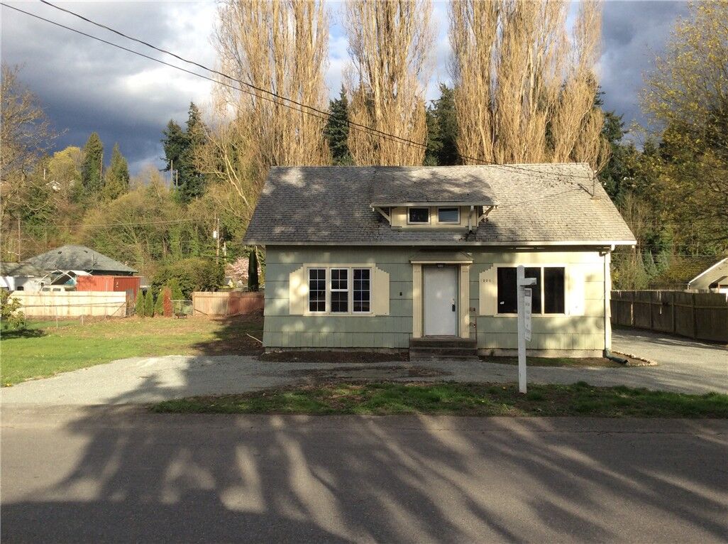 Property Photo: 1228 S 6th St WA 98273