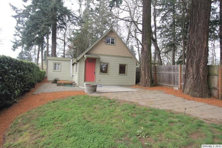 Property Photo: 907 Kingwood Dr NW OR 97304