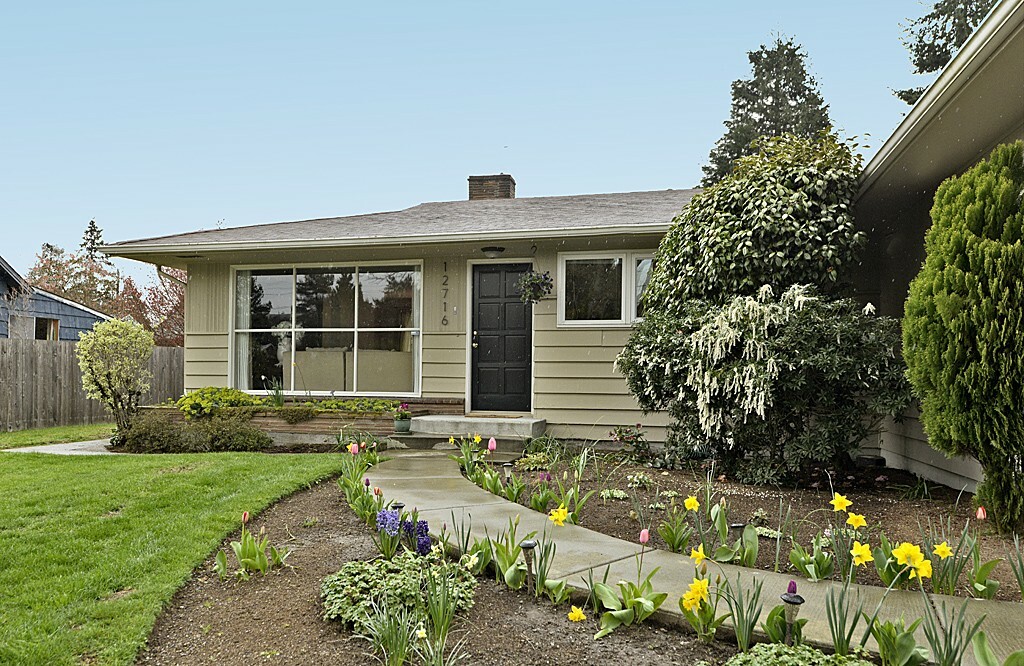 Property Photo:  12716 Phinney Ave N  WA 98133 