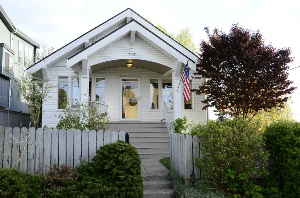 Property Photo:  3957 SW Elmgrove St  WA 98136 